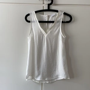 Linne Vila - Fint vitt linne från Vila som knappt är använt🥰 XS men passar S