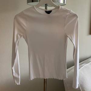Säljer en randig ribbad tröja från new look (köpt hos Asos) i nyskick! 🥰 Köparen står för frakt 