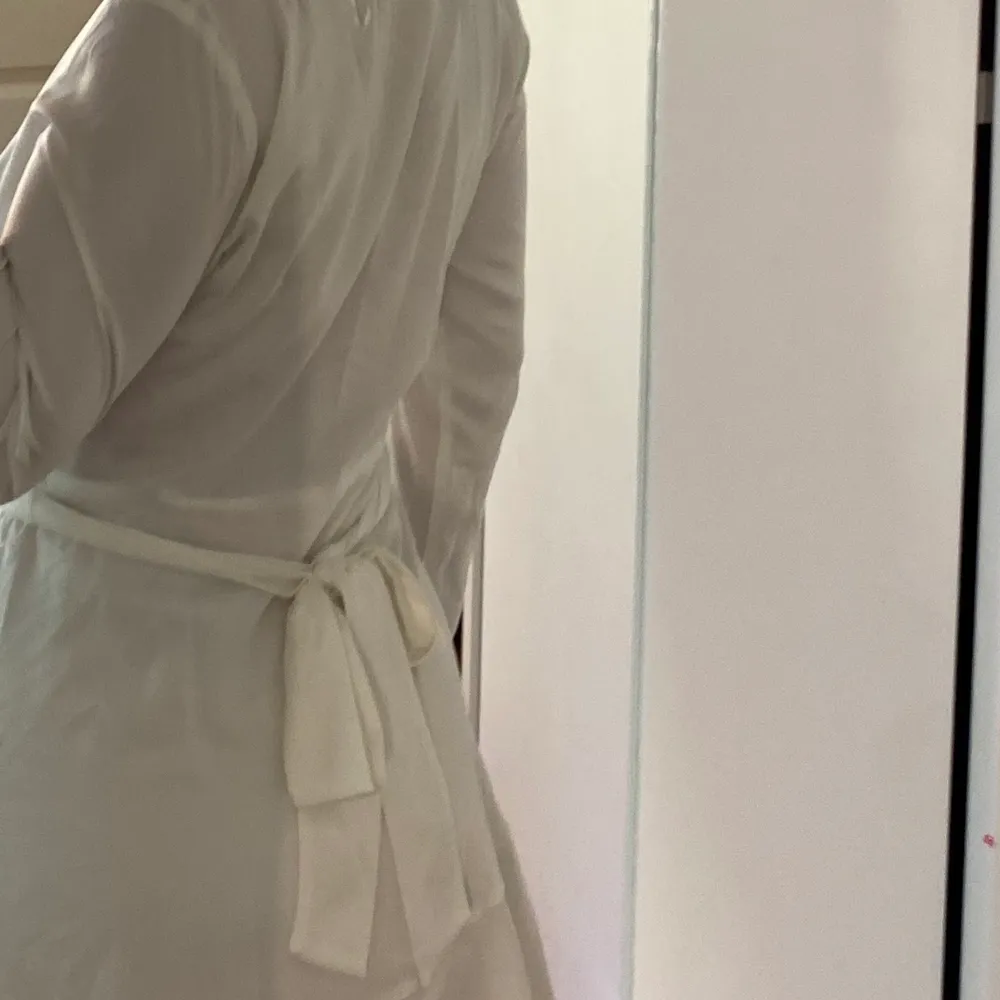 En jättefin vit klänning från GinaTricot som endast är använd en gång. I storlek 38. Man kan knyta antingen fram eller bak. Säljes för 150 kr+frakt. Klänningar.