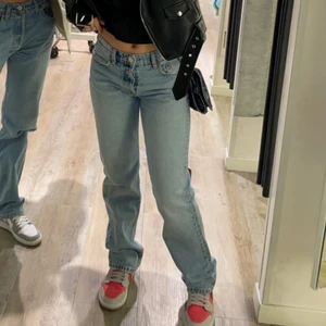 Mid rise jeans - Säljer mina skit snygga mid Rise jeans från zara i storlek 36💖💖