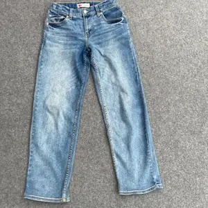 Levis jeans i storlek 164 cm. Det är inga fleckar eller slitningar på något sätt alls.  Jag har växt ut dom och därför säljer dem. Köparen får betala farkten.