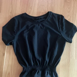 Stretch topp med volang  - Svart stretchig topp från Gina tricot i storlek xs. Volang med resår 