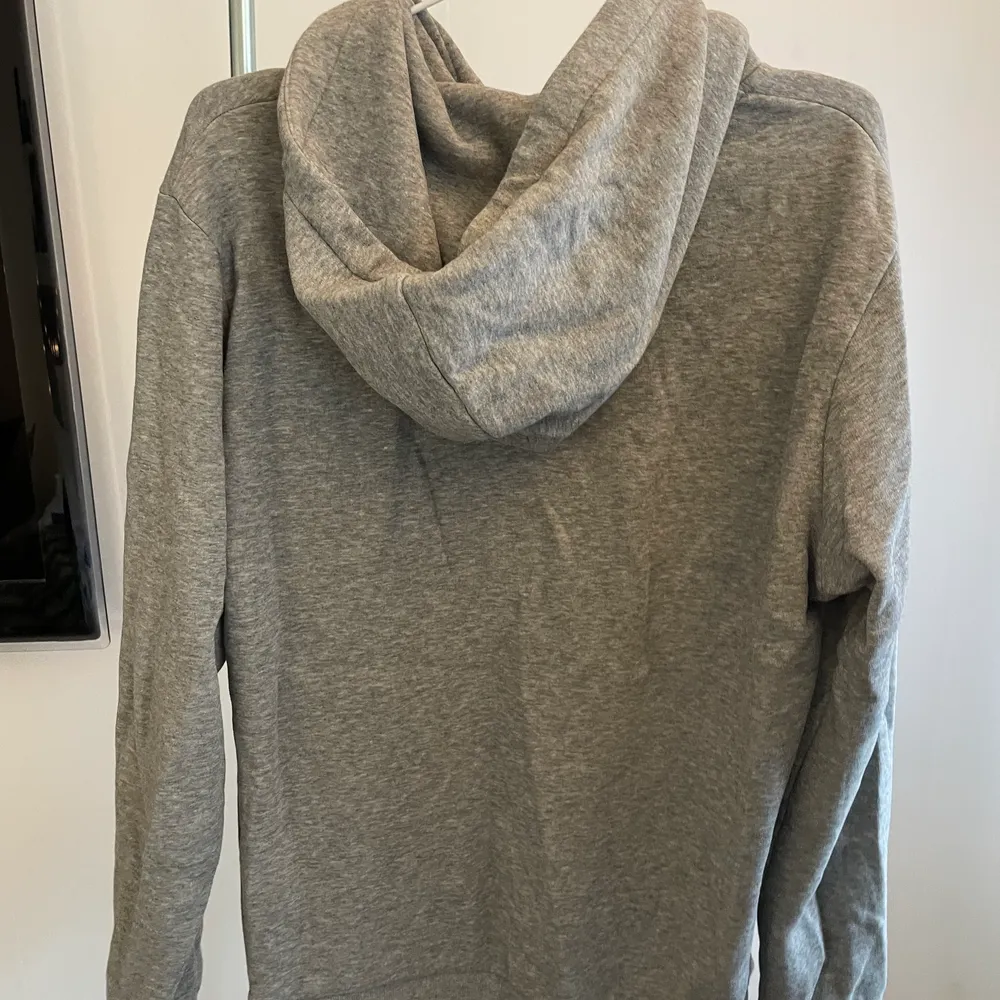 Säljer denna gråa hoodie med NYC tryck på, knappast använd och i mycket fint skick med mjukt tyg. Köparen står för frakten (spårbar)😇💓. Hoodies.