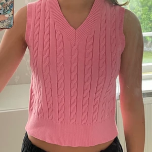 Stickad väst - En söt rosa stickad väst som är så bekväm och stretchig💕💗😍