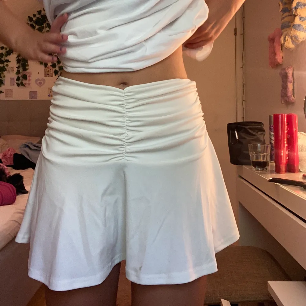 Så söt kort vit kjol! Den har har jag älskat, väldigt mycket men kommer inte till användning längre. Den har ett bra tjock material, så inte alls genomskinlig😍😍 Den har även väldigt stretchigt material, vilket är toppen, men den sitter ändå åt i midjan!. Kjolar.