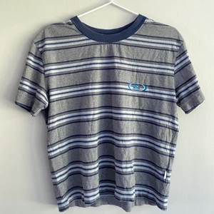 Randig T-shirt - quicksilver - Blå randig t-shirt. Knappt använd. Frakten står du för själv💕