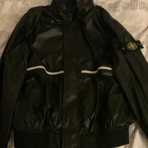 Stone island vindjacka - Oanvänd stoneisland vindjacka