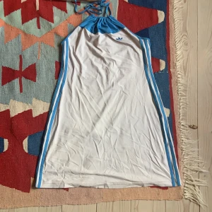 Adidas klänning - En fläck längst ner som syns på sista bilden. Lite genomskinlig