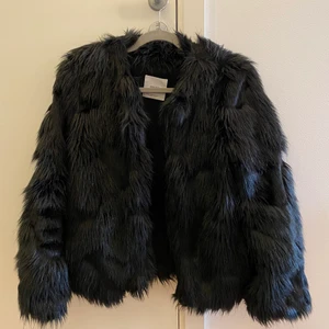 Pälsjacka  - Svart pälsjacka som är väl använd men i gott skick. Dock är ryggen väldigt nerplattad, men kan mycket möjligt kammas till och bli fin. Stor i storleken, passar mig som oftast bär strl S. Köparen står för frakt🥰