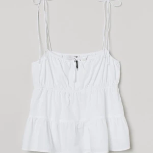 Svart tröja - 💕💕💕 supersöt svart tröja!!! Säljer då den tyvärr inte kommer till användning. Nyskick. Kom med prisförslag!!!! 💝💞💘💖💖