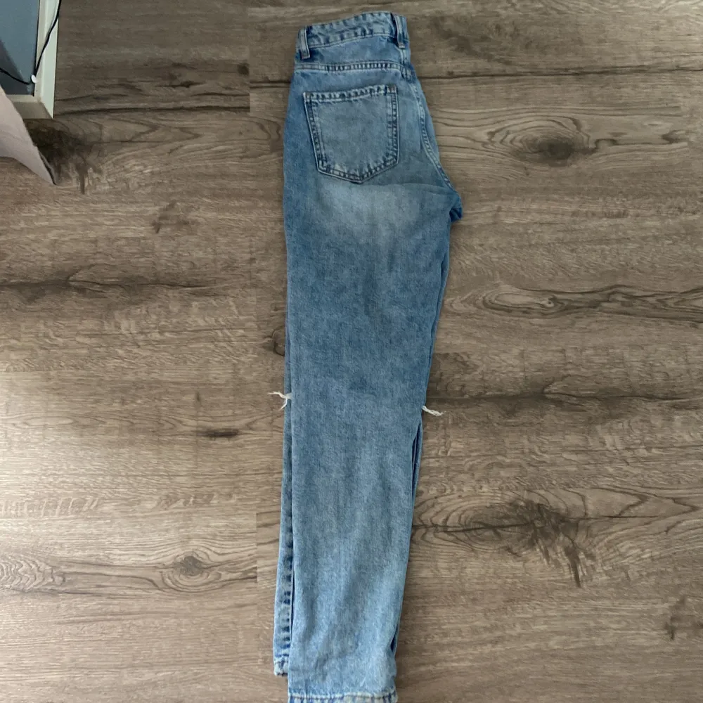 Säljer dessa blåa jeans med hål på vardera knä. Bra skick och tvättad. Jag tröttnade helt enkelt på de bara. 💓. Jeans & Byxor.