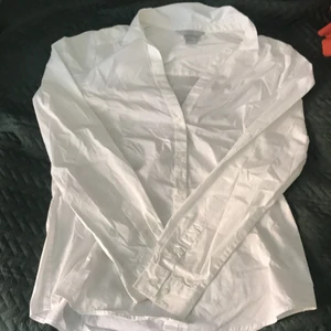 Vit skjorta - En vit skjorta från hm i storlek 40! Knappt använd av mig, köpt second hand dock! Har inte knappar hela vägen upp, utan har en urringning!😻 