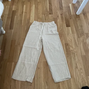 Linne byxor från shein - Ett par linne byxor som är alldeles för korta för mig i benen och jag är 167 70kr + 57kr frakt som kan delas på storleken är S men dom krymptes i tvätten 