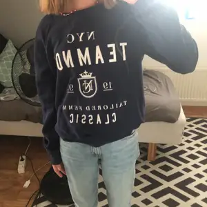 En mörk blå jätte mysig sweetshirt men inte riktigt min still