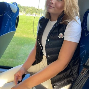 Moncler väst 😚😚 - Superfin väst från moncler i nyskick😚😚🫶🏻🫶🏻Köpt på moncler butiken i Stockholm för 5250:-🫶🏻 Kvitto, dustbag och tags finns😚skick privat för fler bilder + äkthets märket😚Säljer för 3000:- inkl frakt🫶🏻😚i storlek 1 dvs S (dam) 