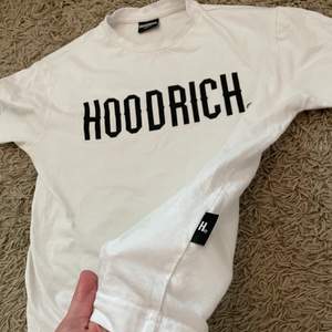 Vit Hoodrich T-shirt aldrig använd. Köptes för 600kr säljer för 300kr