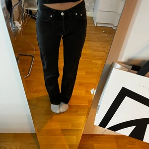 junkyard jeans - säljer dessa då jag inte använder dom längre och d är för små, köpte dom för 2 år sedan så tror inte att dom säljs längre!!