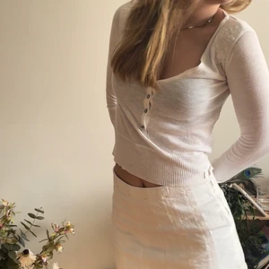 Kofta - En otroligt fin vit tunn kofta med en fin brodyr på ryggen. Den går att knäppa upp men inte hela vägen.funkar snyggt över en bikini eller till de lite kallare kvällarna i höst.💕