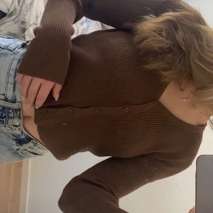 brun kofta brandy melville - ANVÄND INTE KÖP DIRKET FUNTKIONEN UTAN KONTAKTA MIG INNAN!  säljer nu min bruna kofta/tröja ifrån brandy melville. superfint skick då den knappt är använd. storlek onesize. kontakta mig vid fler frågor eller funderingar! 🫶🏼❤️
