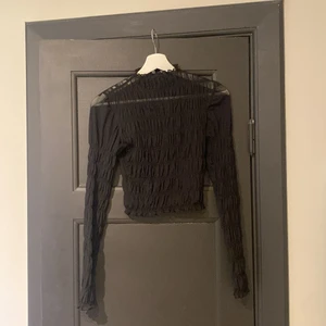 Topp från zara - Super cool festtopp från zara, den är bara använd en enstaka gång men sömmen har gått upp lite i armen, annars fint skick. 