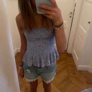 Tröja/kjol - En super fin tröja som man även kan använda som kjol helt oanvänd köparen står för frakt!🤩