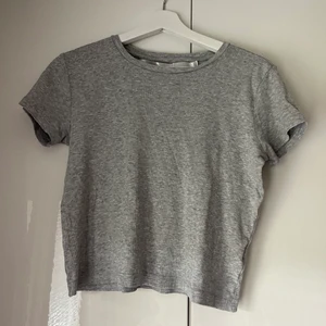 Basic grå t-shirt  - Vanlig basic t-suger i köpt för något år sen! Har för mycket basic tröjor så dessa kommer ej till användning!