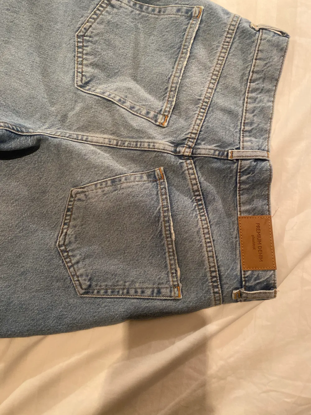 Oanvända jeans från gina tricot, modellen high waist tall i storlek 36 köptes för 600kr  . Jeans & Byxor.