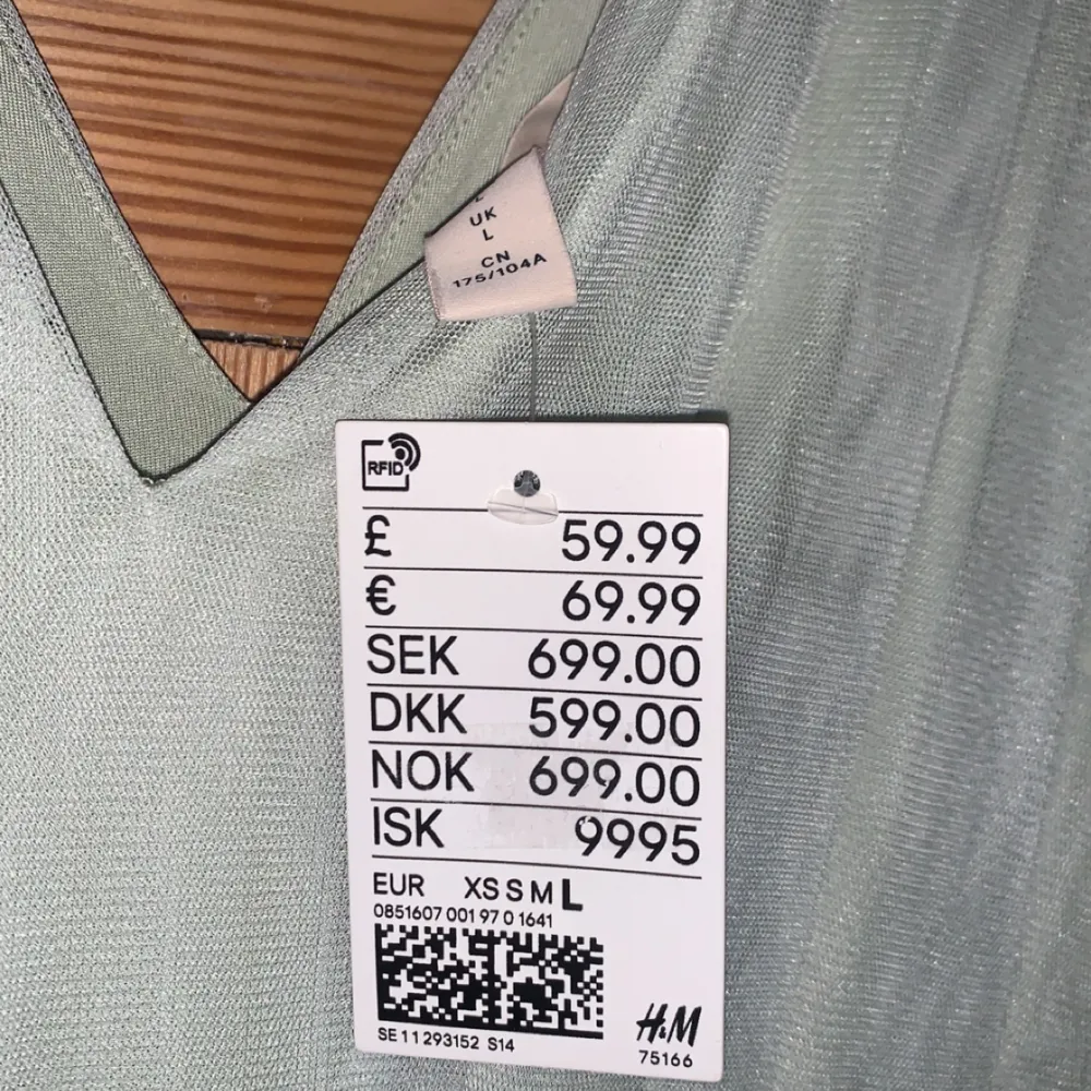 Säljer denna helt oanvända klänning från H&M. Perfekt för balen!! Köpt för 699kr.. Klänningar.