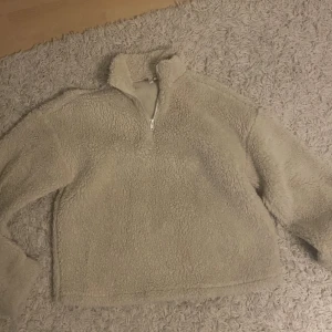 Teddytröja  - Beige teddytröja från Nelly, så mysig! 