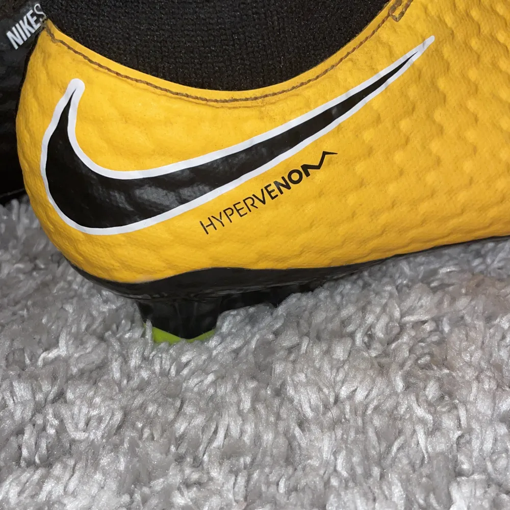 Nike HyperVenom Phelon 3 fotbollsskor, jätte snygga skor, anledning till varför jag säljer skorna är för att jag har vuxit ur skorna med tid. ( Inga skosnören ). Skor.