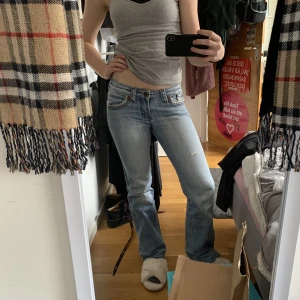 Lågmidjade jeans  - lågmidjade jeans med snygga bakfickor. Smått slitna. Jag är 165cm. Midja: 42, Innerben: 81. Hör av dig vid fler frågor eller bilder 🫶🏼 