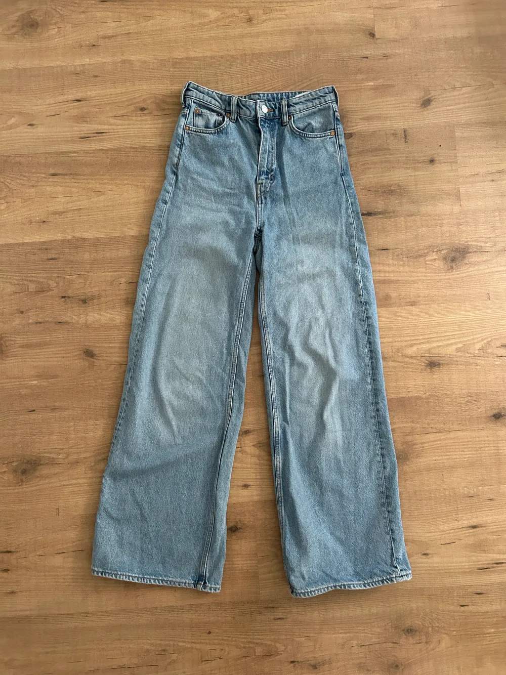  Utsvängda jeans i modellen ”Ace” från Weekday i en fin ljus färg. Använda men i fint skick, ingenting att anmärka på.   Storlek: W: 24 L: 32. Jeans & Byxor.
