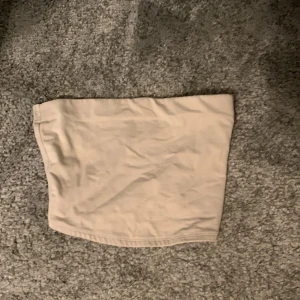 Linne utan axelband  - Ett beiget linne utan axelband från Hm. Inte andhämtning mycket och är i bra skick, storlek: XXS❤️