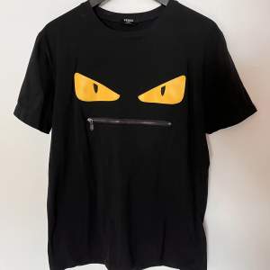 Fendi Bad bugs t-shirt med zip. Bra skick, finns en liten fläck på ena ögat (se bild) men inget man tänker på.  Köpt på second hand i Stockholm så tvättlappen är bortklippt och har inget kvitto. Sitter som L Nypris ligger mellan 3000-5000. Kom med bud! 