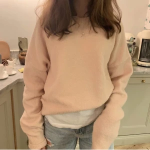 Tröja - Säljer denna superfina tröja som är köpt här på plick 💛 så fint skick! str L men passar S snyggt oversized!