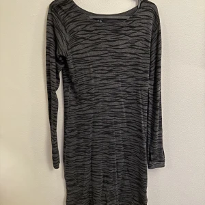 Långärmad Klänning - Fin långärmad klänning med zebra mönster. Smickrande passform och aldrig använd. 🤍