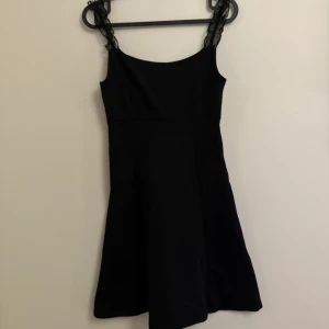Svart klänning  - Svart klänning. Ganska kort och kan därför användas som topp. Fina axelband med prickar. Bara provad på 🤍