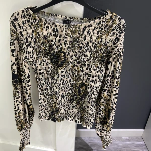 Top - Top från ginatricot använd 3 gånger. Snygg i modell och färger ( beige, svart, senapsgul ). Mjuk material och normal i storlek. 