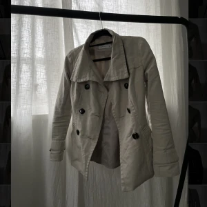 Kort trenchcoat  - VÅRJACKA  Kort trenchcoat för den som vill hänga på vårens mode! Perfekt färg och figursydd!!  Inga fläckar eller liknande !❤️