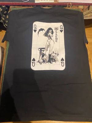 Supreme Vampirella Card Tee. Stlk L.  - Från Supremes drop 2017 18 Maj. Size Large. Endast testad i 1 minut. Kan skickas eller hämtas i Helsingborg. 