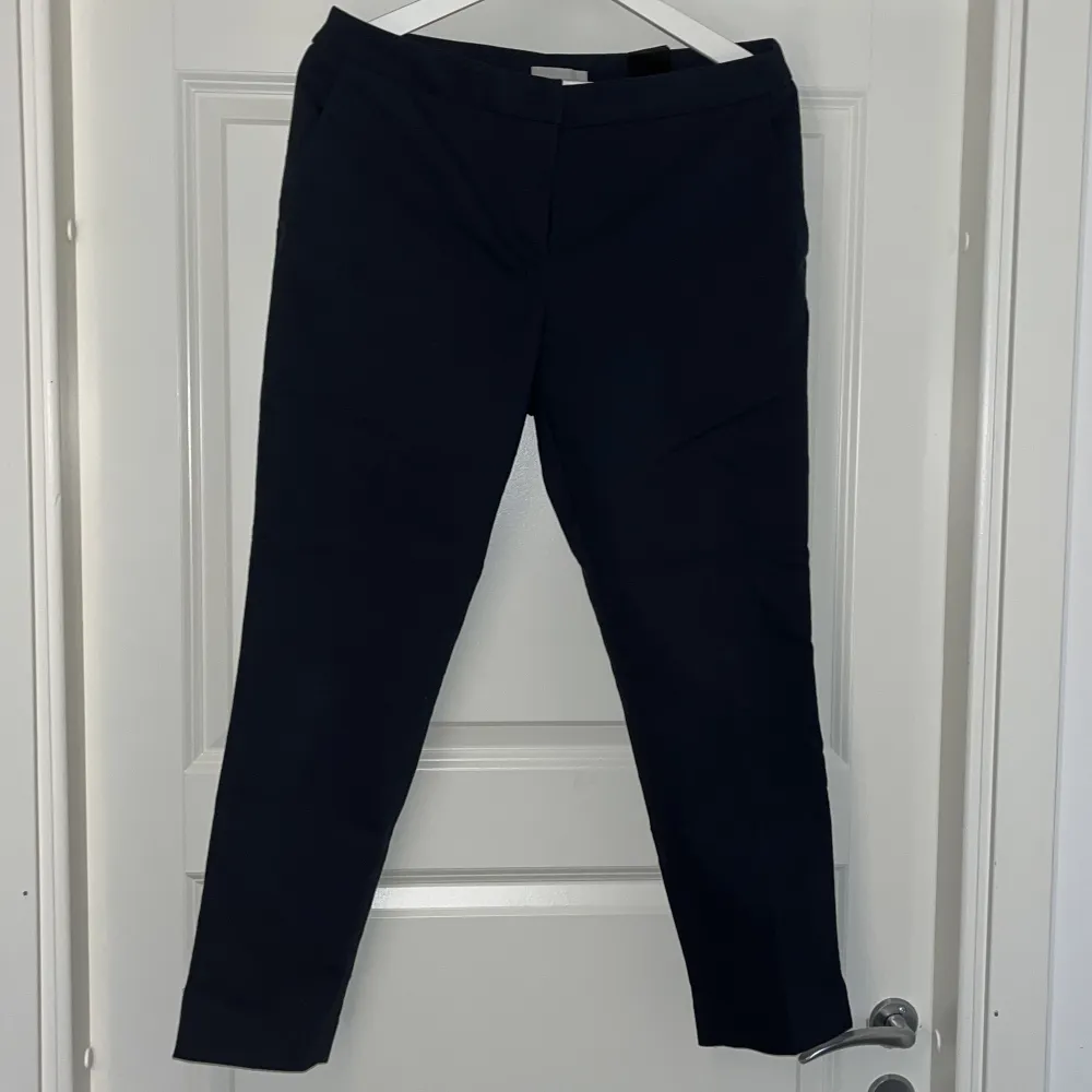 Vanliga kostymbyxor från HM, använda men i perfekt skick, mörkblå! Mid waist, rak passform. Jeans & Byxor.