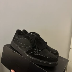 Air Jordan 1 Low SP Travis Scott Black Phantoms, köp/byte - Säljer nu mina Black Phantoms då jag köpte en storlek för stort och behöver ha 3 par strumpor på mig för att de ska passa. Söker intressanta byten eller bara köp. Köpta från SolePlus. Använda knappt 5 gånger där av priset.