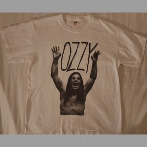 Ozzy T-shirt  - En ball vit t-shirt med Ozzy Osbourne motiv i storlek L. Eventuell frakt betalas av köparen🖤 