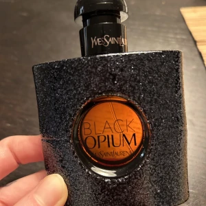 YSL Black opium Eau de parfum full 50ml - Endast öppnat och använt 1 gång, det var inte min doft så säljer därför den 🥰 postar men köparen står för frakten