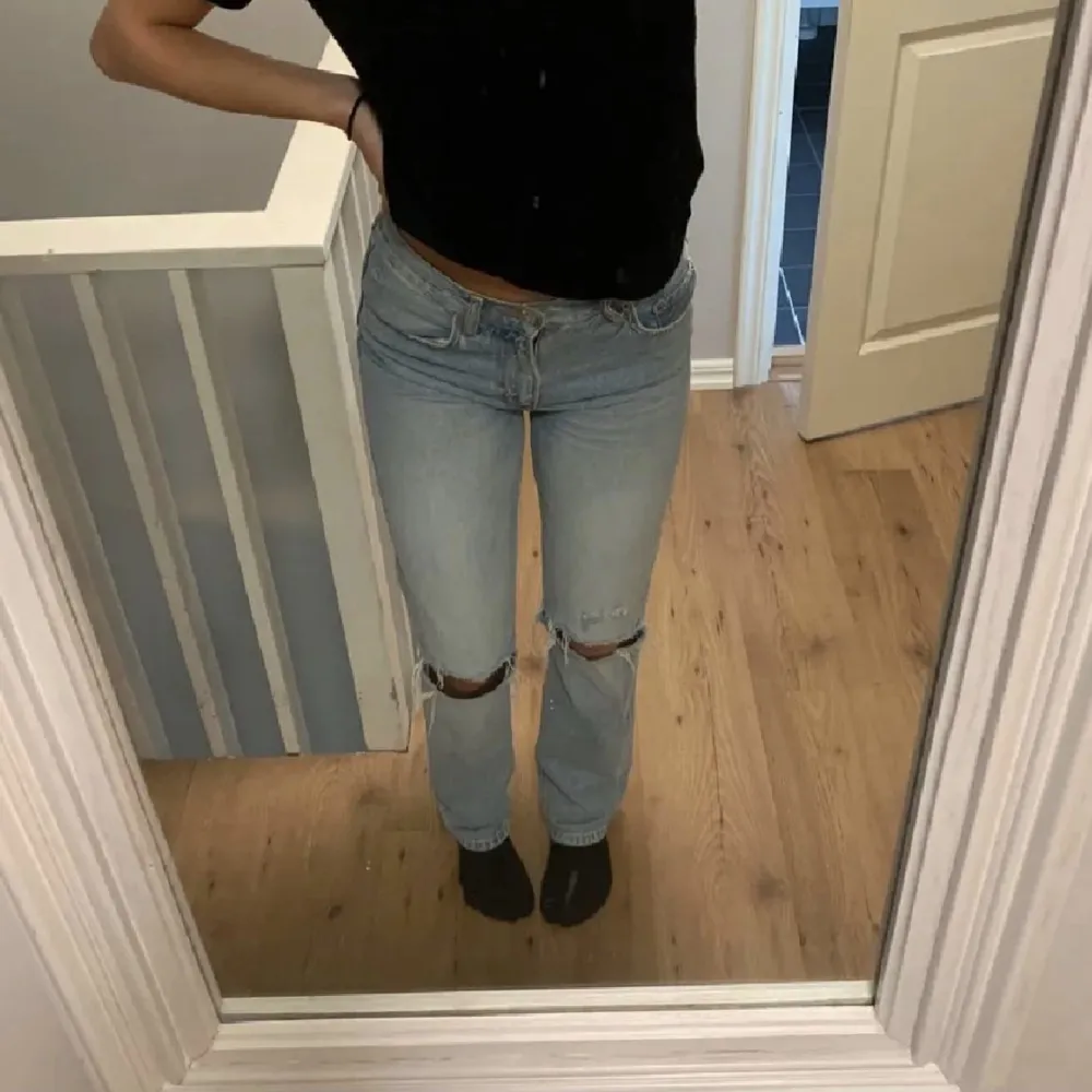 Säljer mina fina mid waist zara jeans. . Jeans & Byxor.