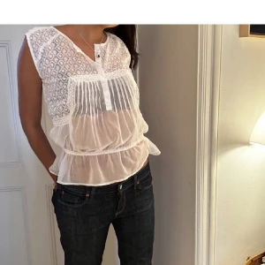 Sommarblus - As cool och fint ”linne/blus”⭐️ passar perfekt till fest samt till sommaren!! Är i fint skick🫶🏼storlek M men passar xs/s beroende på hur man vill att den ska sitta!! (Lånade bilder) ⭐️