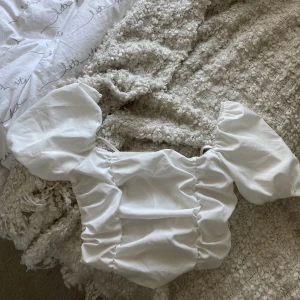 vit topp - supersöt med knytning i ryggen, säljer pga att den är för liten 