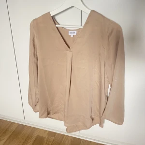 Blus - Enkel beige blus, oanvänd