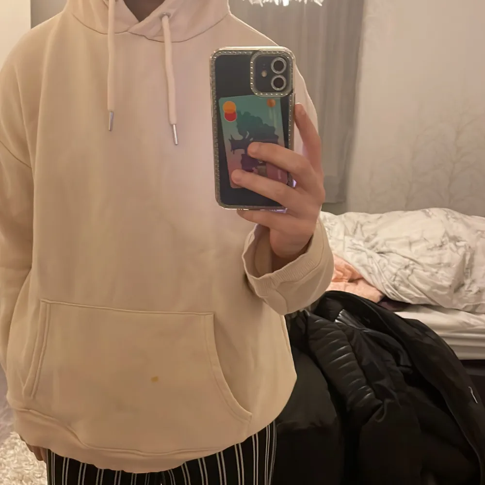 Säljer en Nakd hoodie i nytt skick använd max 1 gång därför att den var lite för stor på mig. Motsvarar storlek S men vänder sig också till storlek M.. Hoodies.