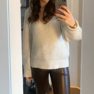 Stickat tröja  - Superfin V-ringad stickad tröja! Sparsamt använd